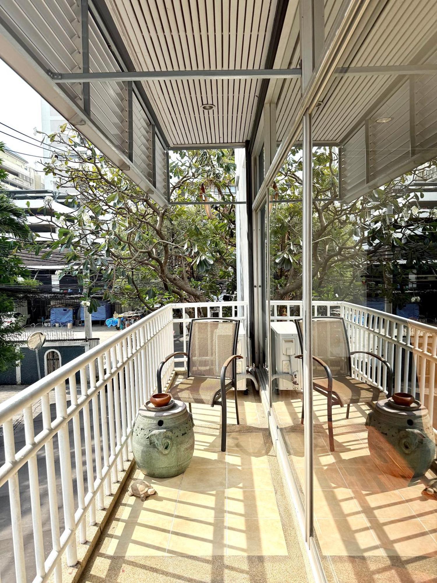 Samsen Spacious 2br Contemporary Thai Style *