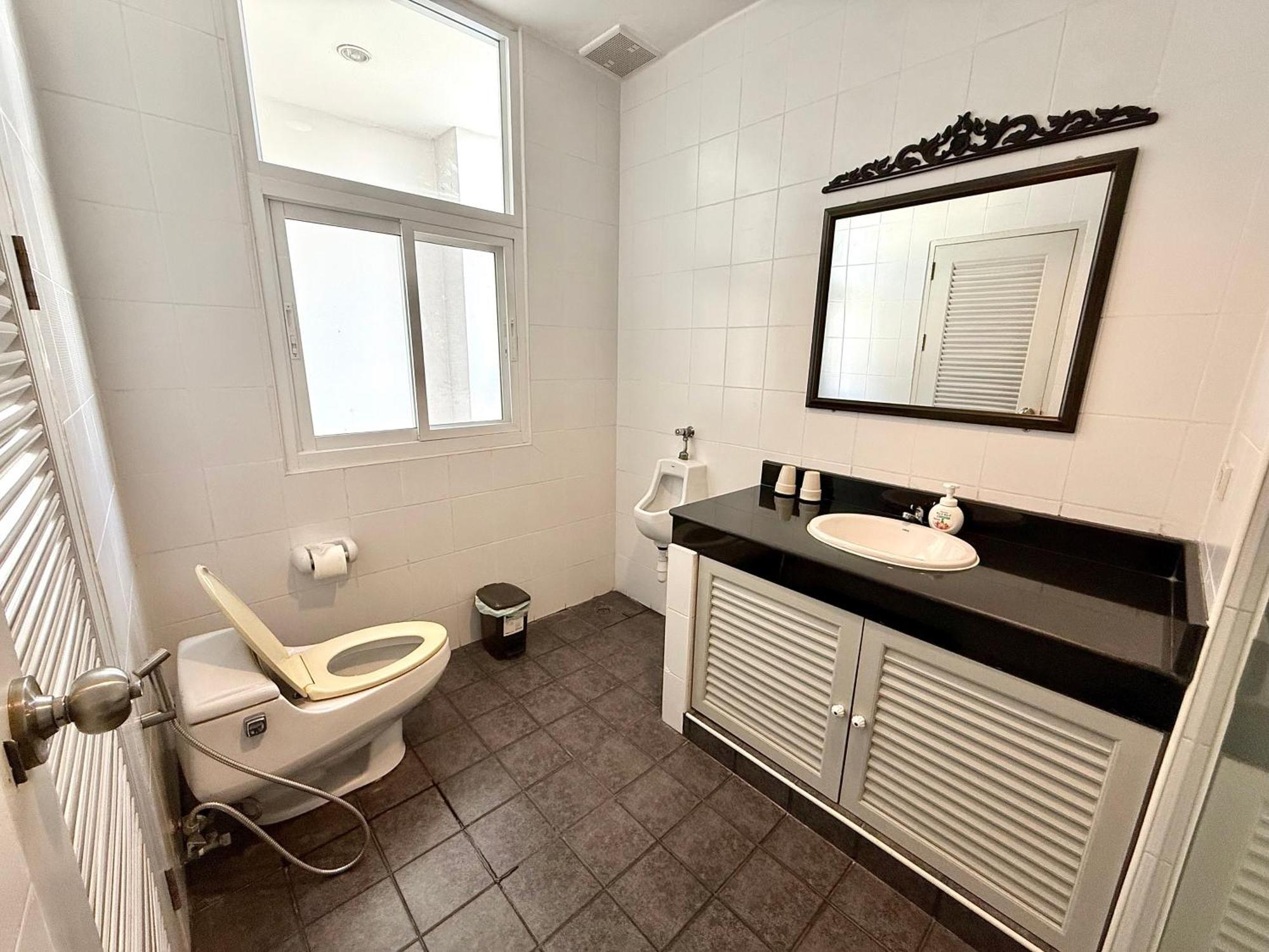 Pangsapuri Samsen Spacious 2br Contemporary Thai Style Bangkok