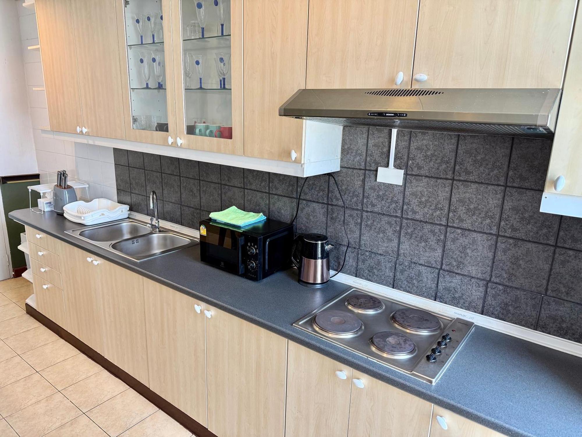 Samsen Spacious 2br Contemporary Thai Style