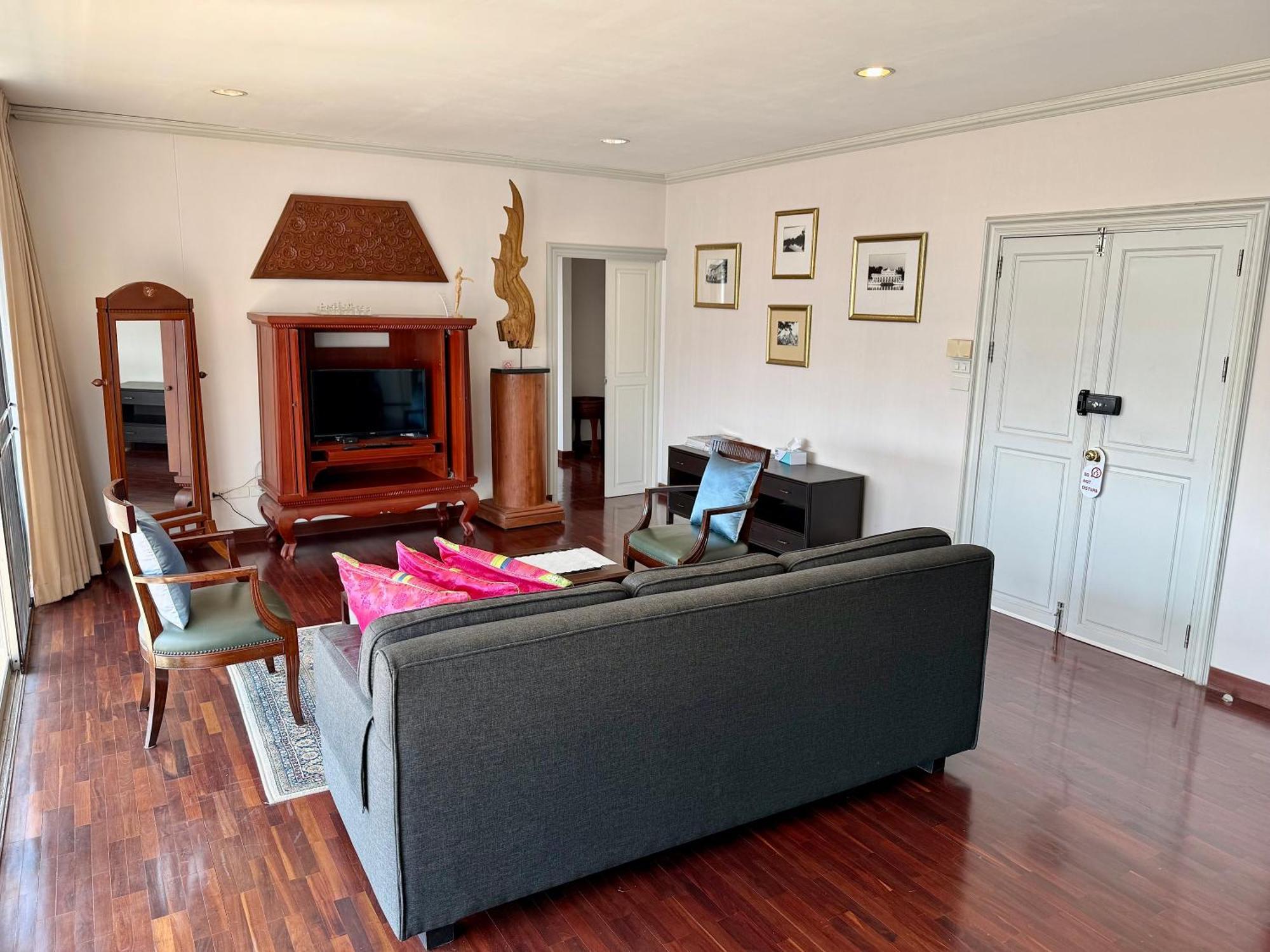 Samsen Spacious 2br Contemporary Thai Style Pangsapuri Bangkok