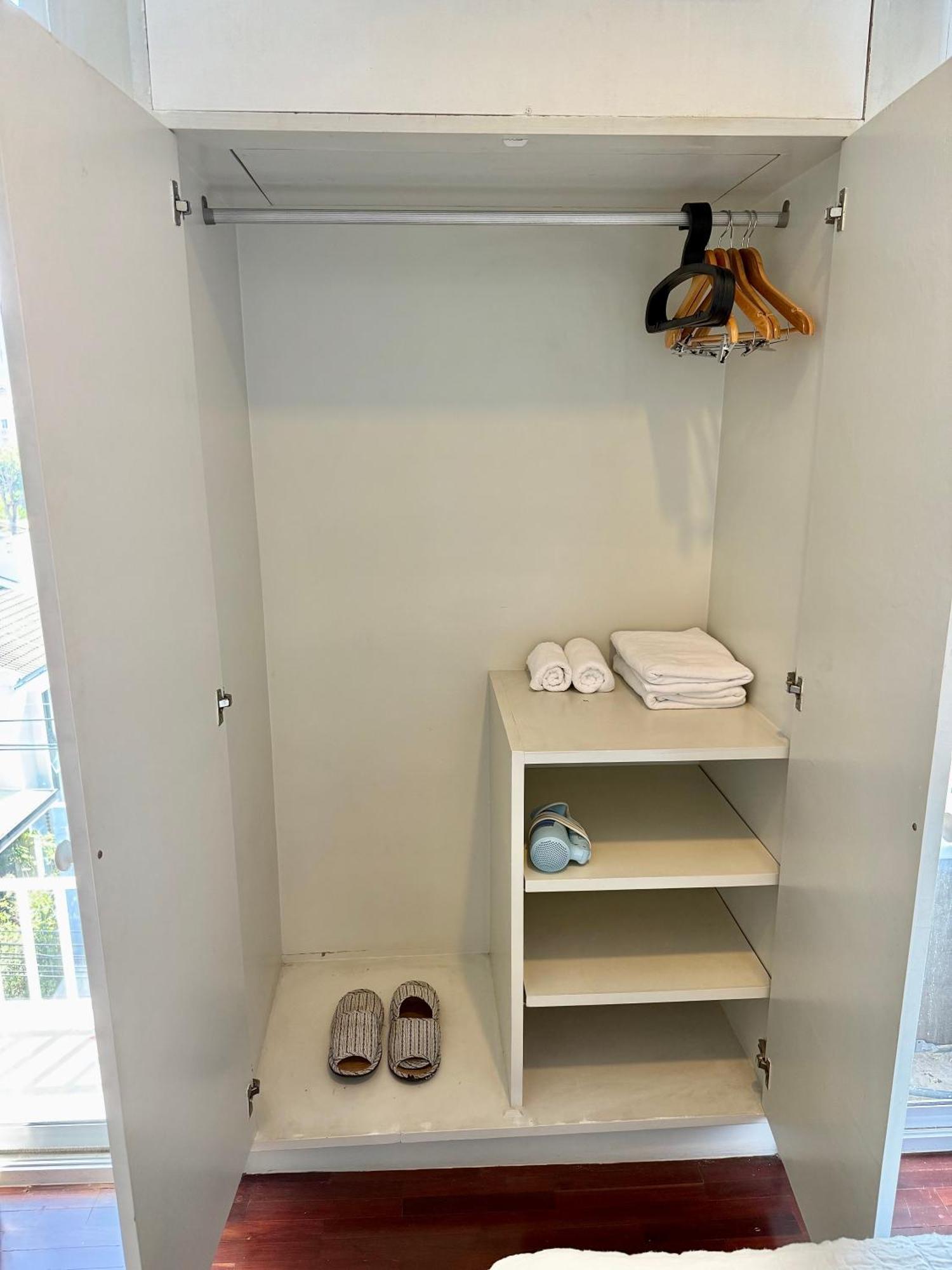 Samsen Spacious 2br Contemporary Thai Style Bangkok