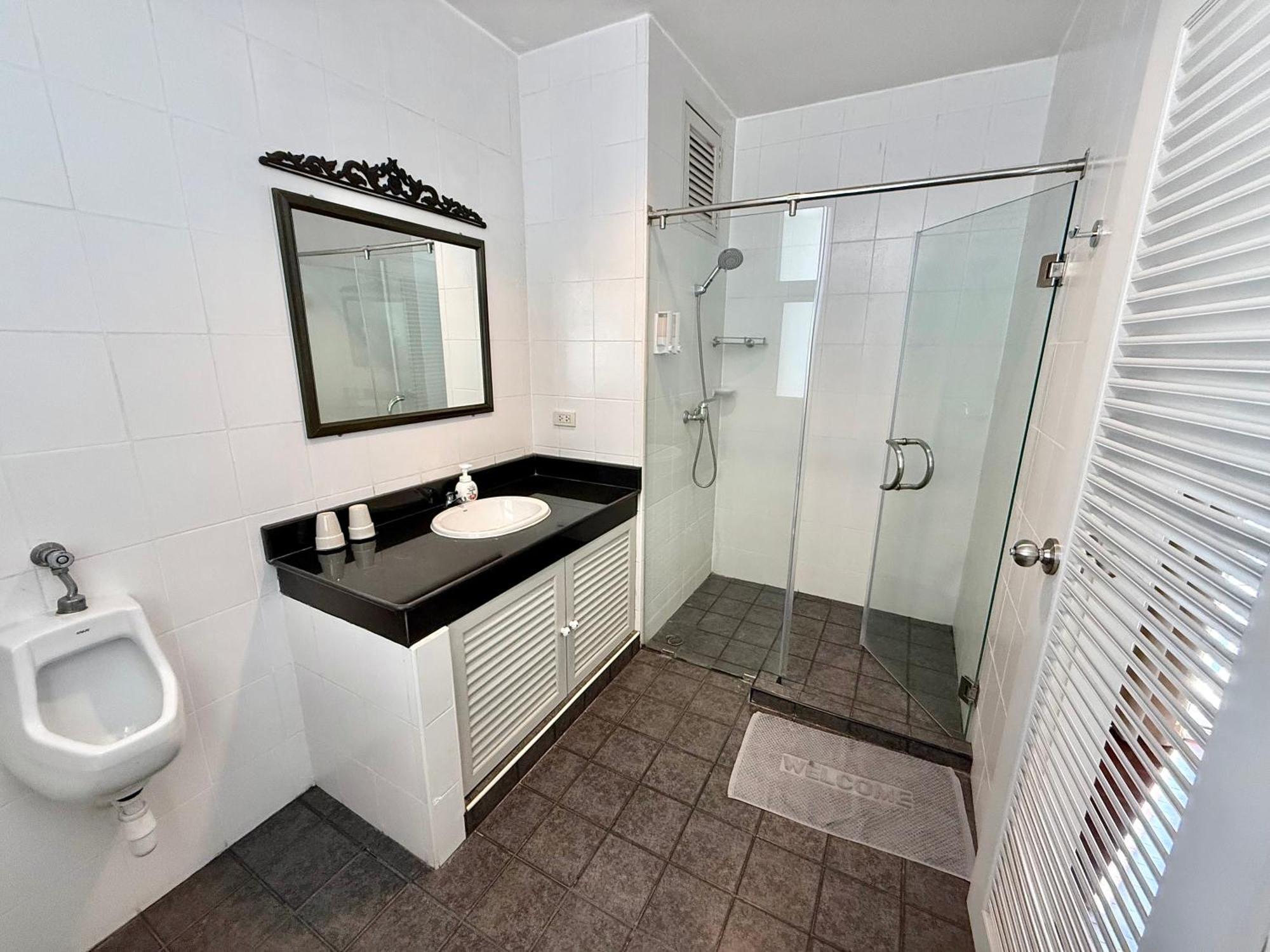 Samsen Spacious 2br Contemporary Thai Style Bangkok
