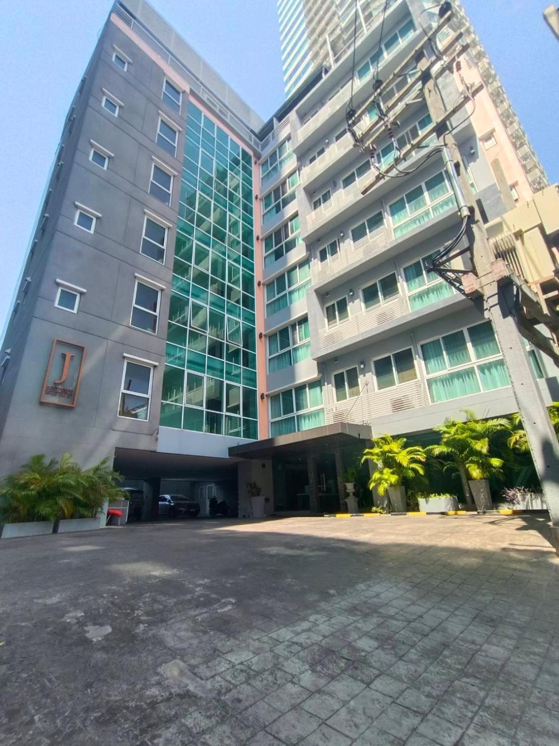 J Thonglor 8 *