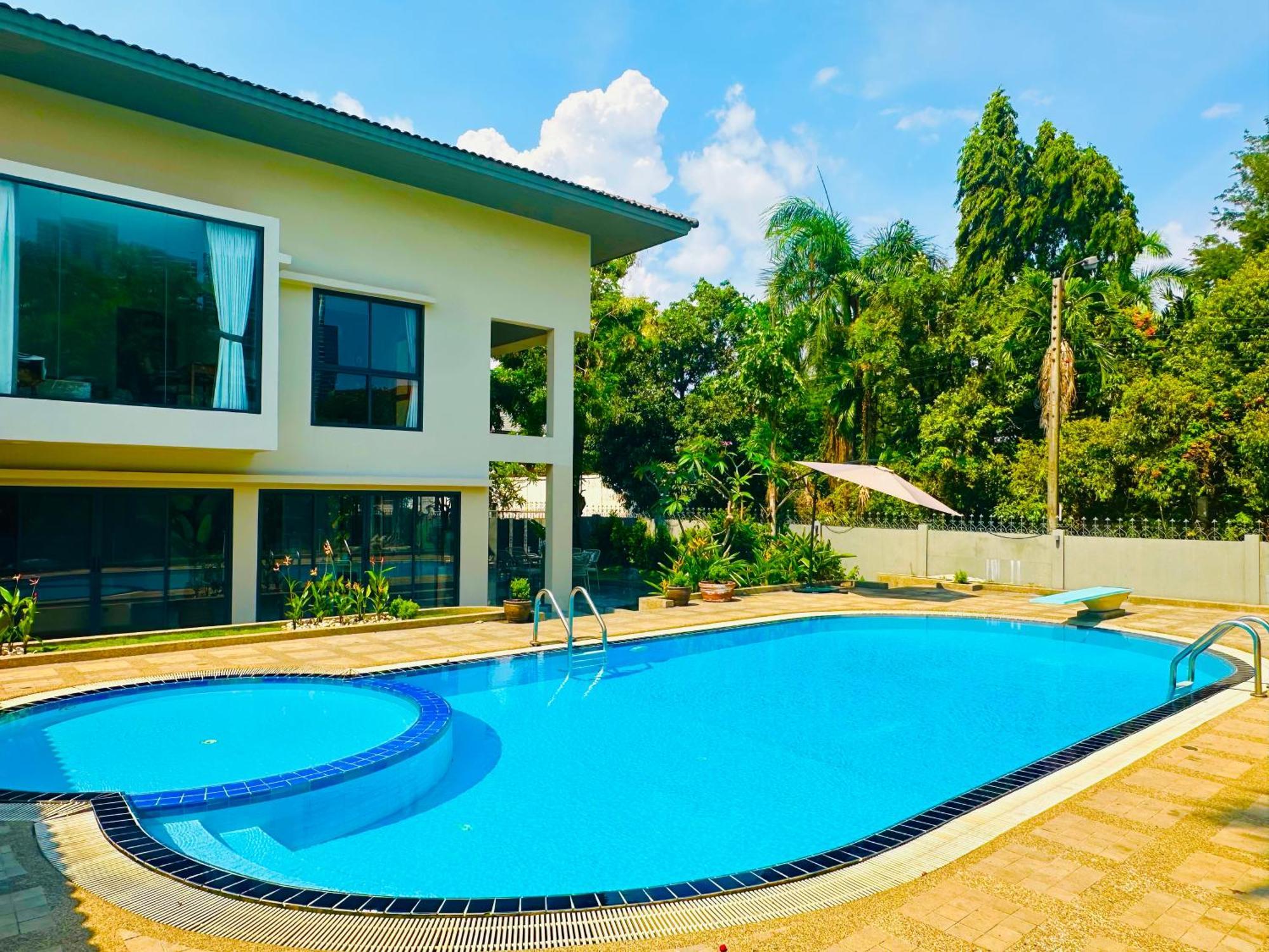 Deluxe Pool 5 Punnawithi Bts