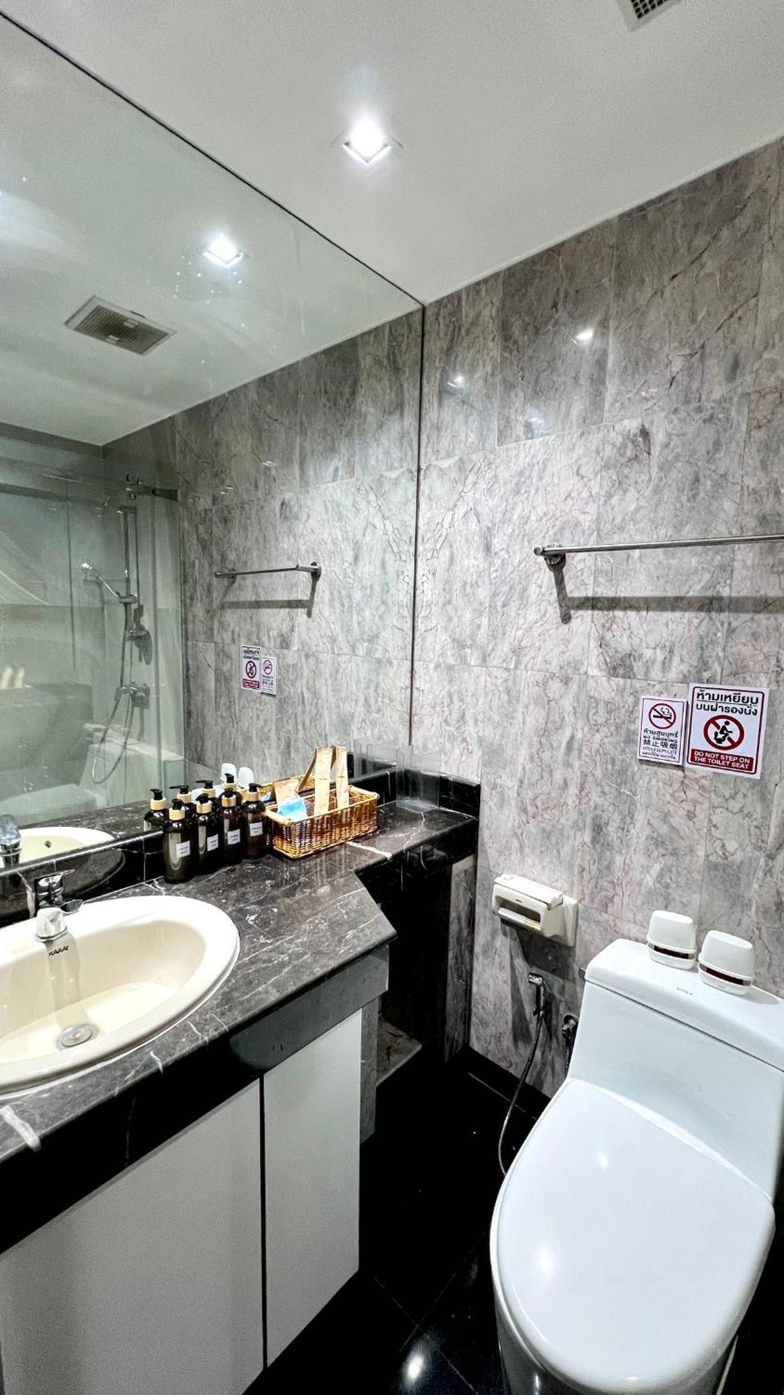 Deluxe Pool 5 Punnawithi Bts Pousada