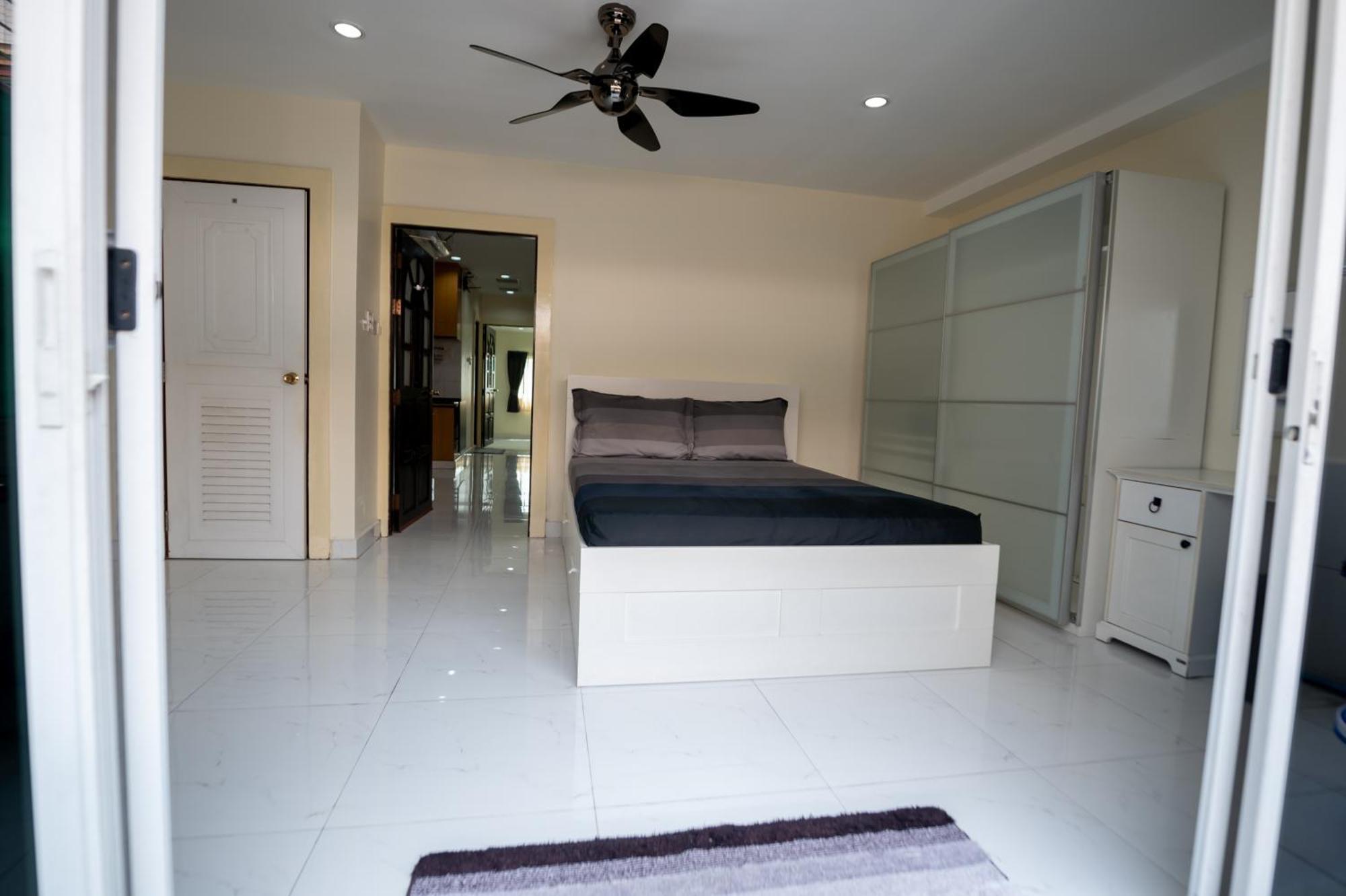 New 3 Bedroom Duplex - Bts Phra Khanong Apartment *