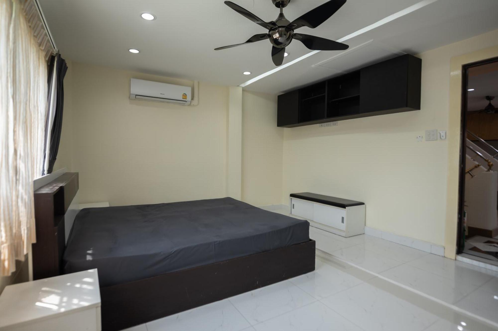 New 3 Bedroom Duplex - Bts Phra Khanong Apartment Bangkok
