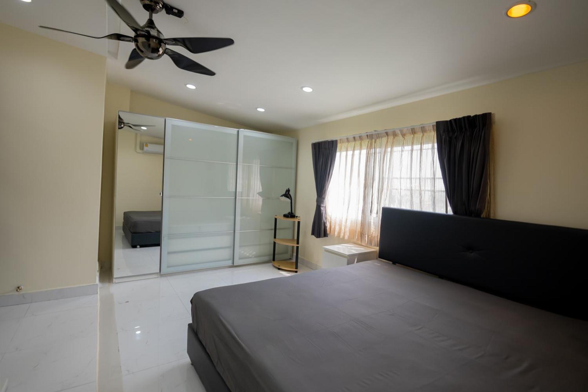 New 3 Bedroom Duplex - Bts Phra Khanong Apartment