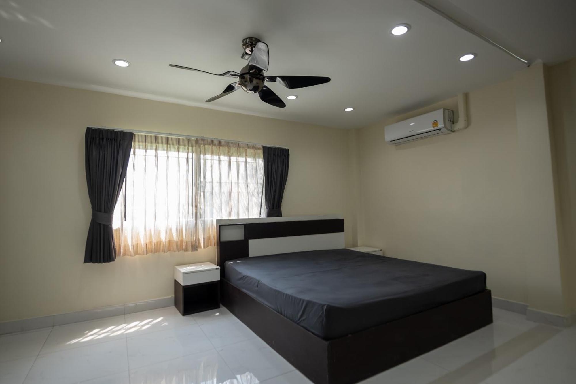 New 3 Bedroom Duplex - Bts Phra Khanong Apartment Bangkok