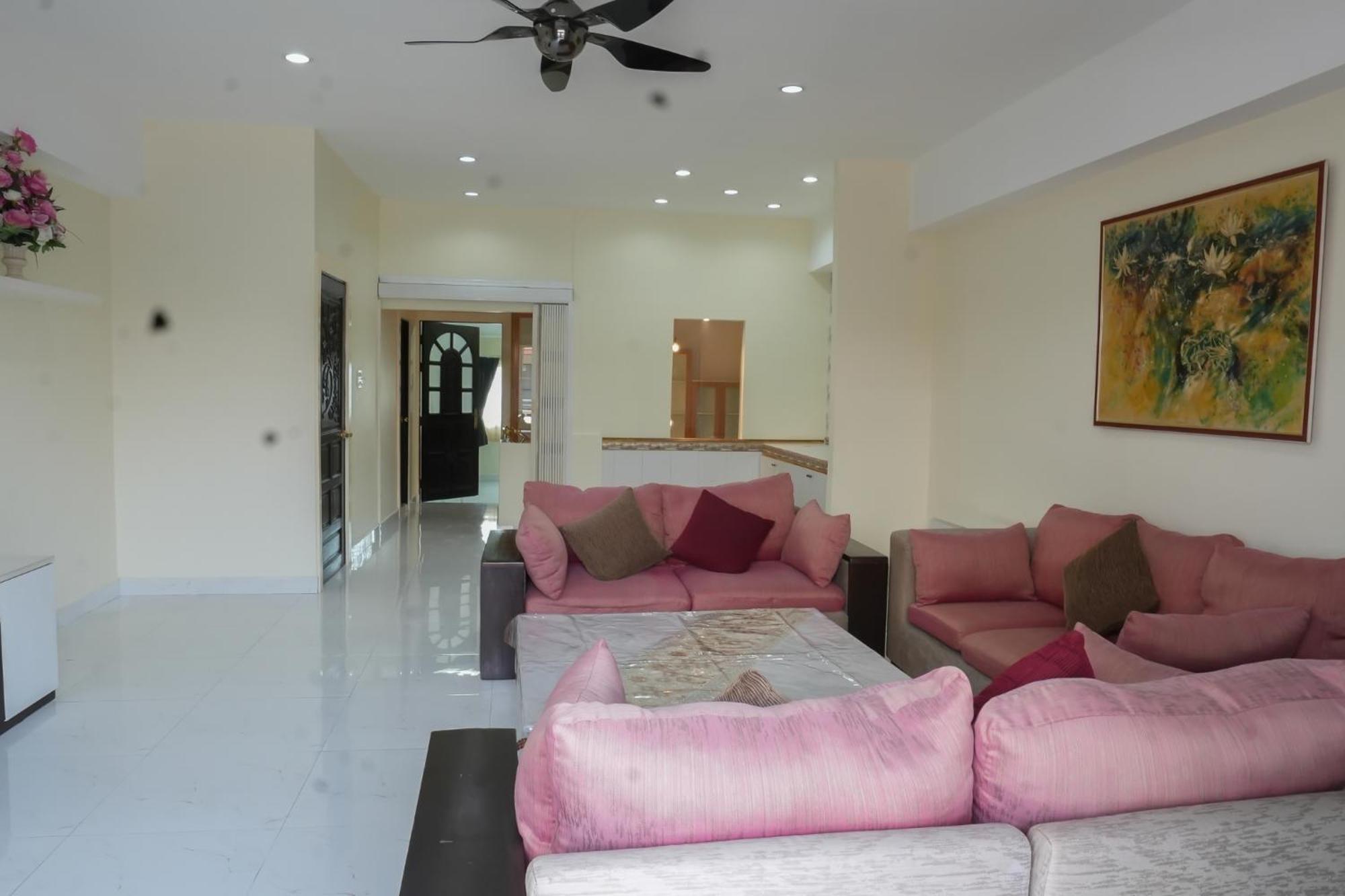 New 3 Bedroom Duplex - Bts Phra Khanong Apartment *