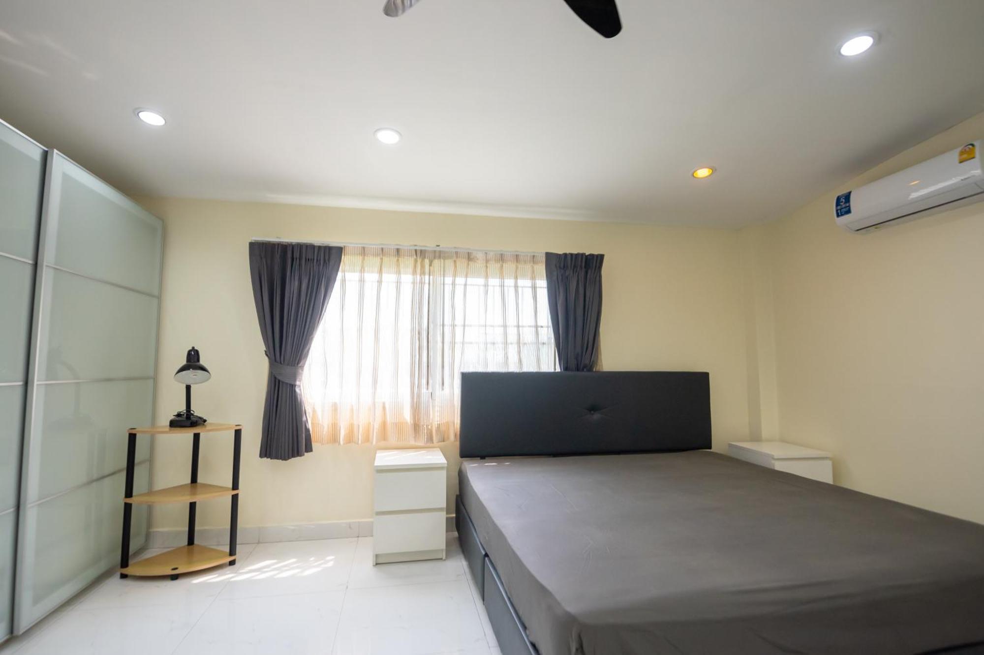 New 3 Bedroom Duplex - Bts Phra Khanong Apartment Bangkok