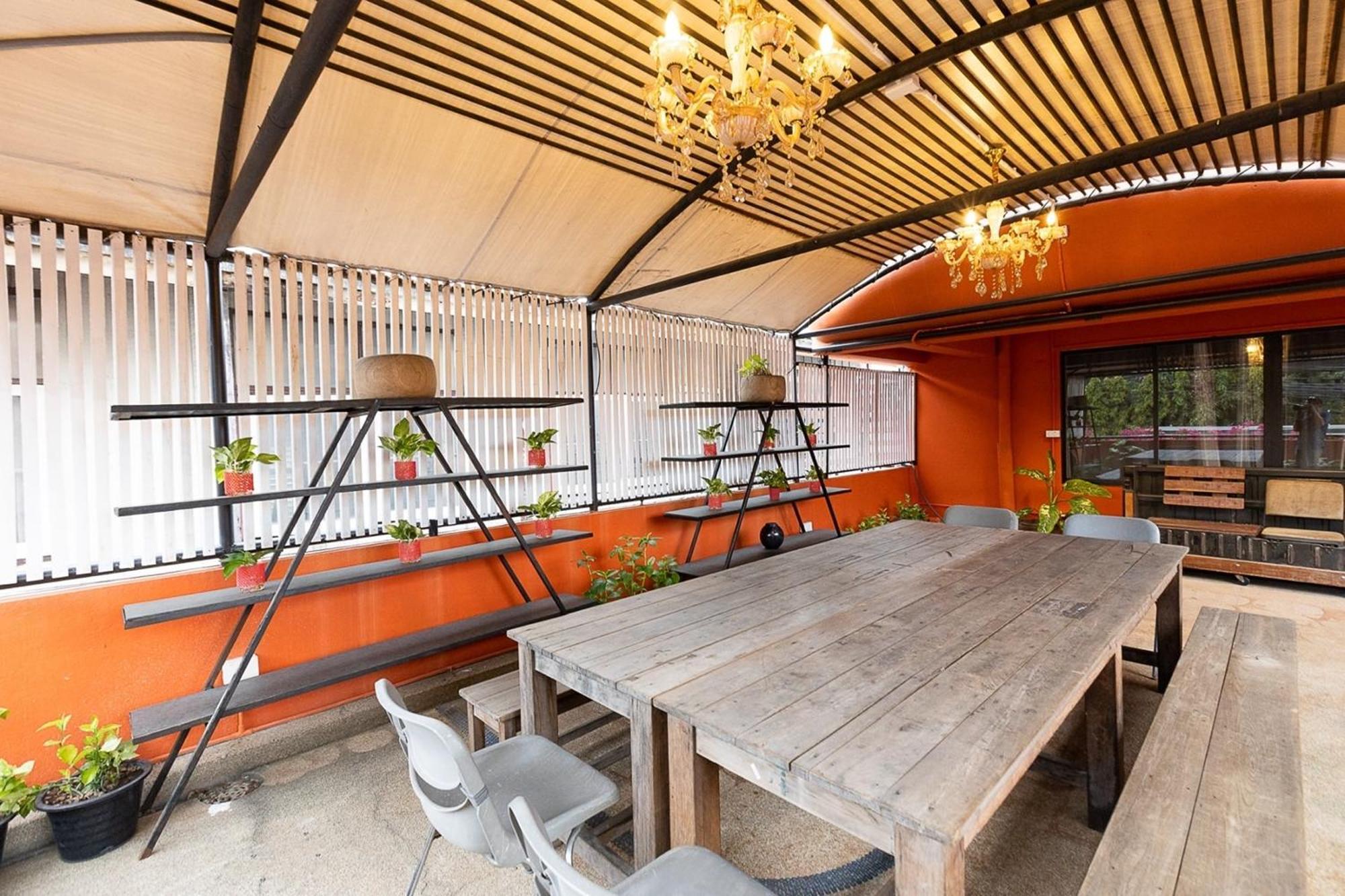 Orange Albergue