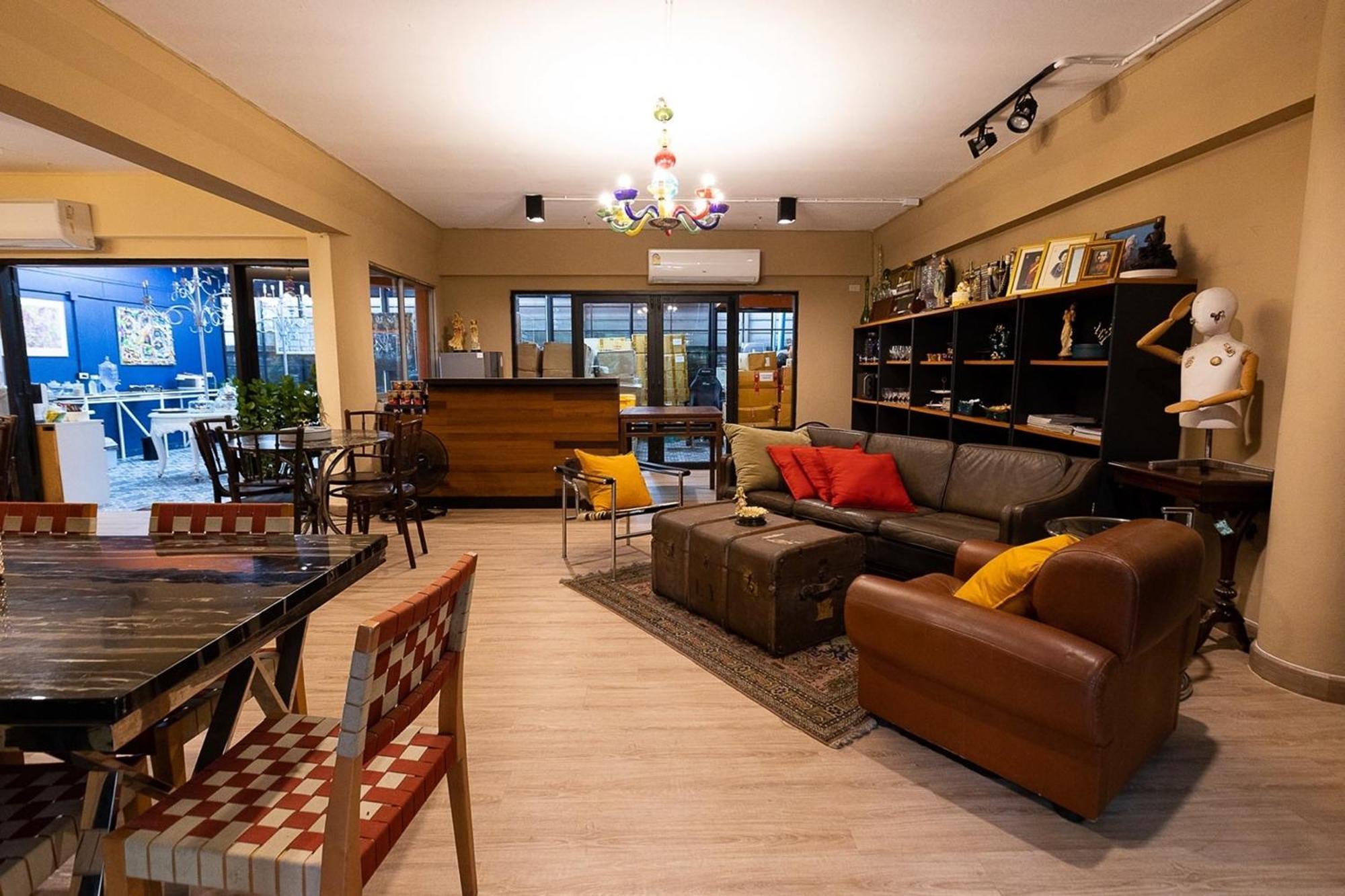 Orange Albergue *