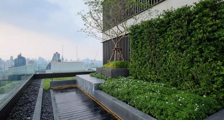 Iconic Urban Escape Apartemen