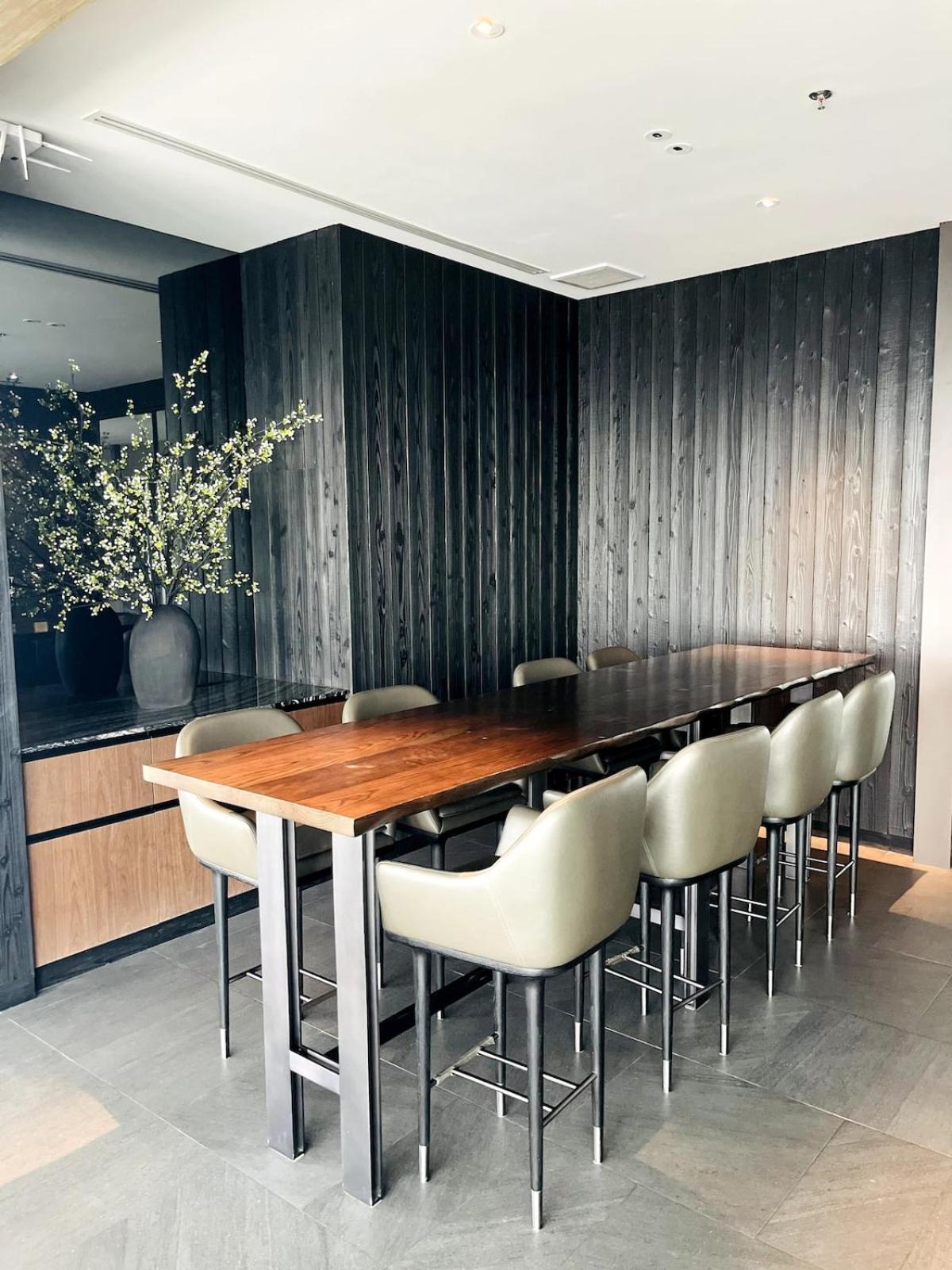 Iconic Urban Escape Apartemen