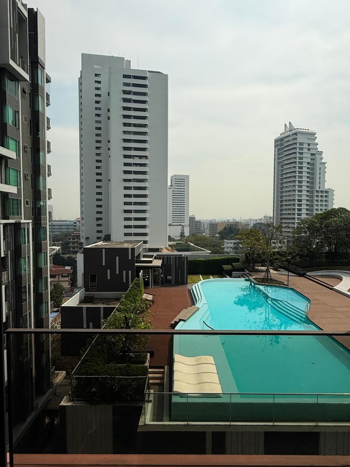 Iconic Urban Escape Apartemen