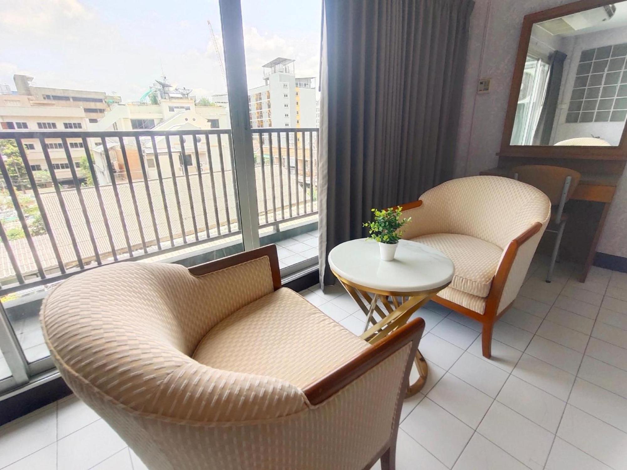 Oyo 75446 Travis Inthamara 49 Hotel 2*