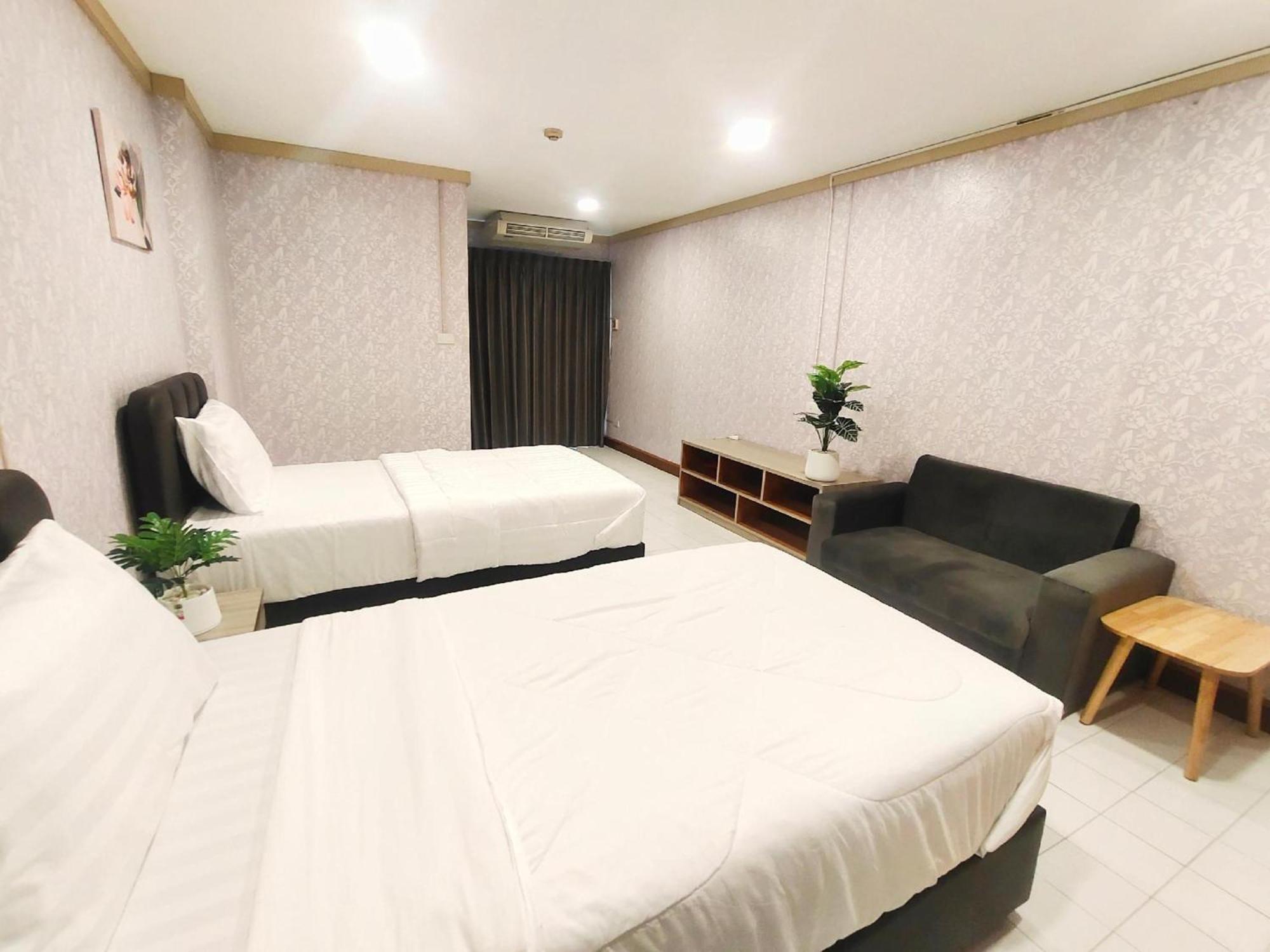 Oyo 75446 Travis Inthamara 49 Hotel
