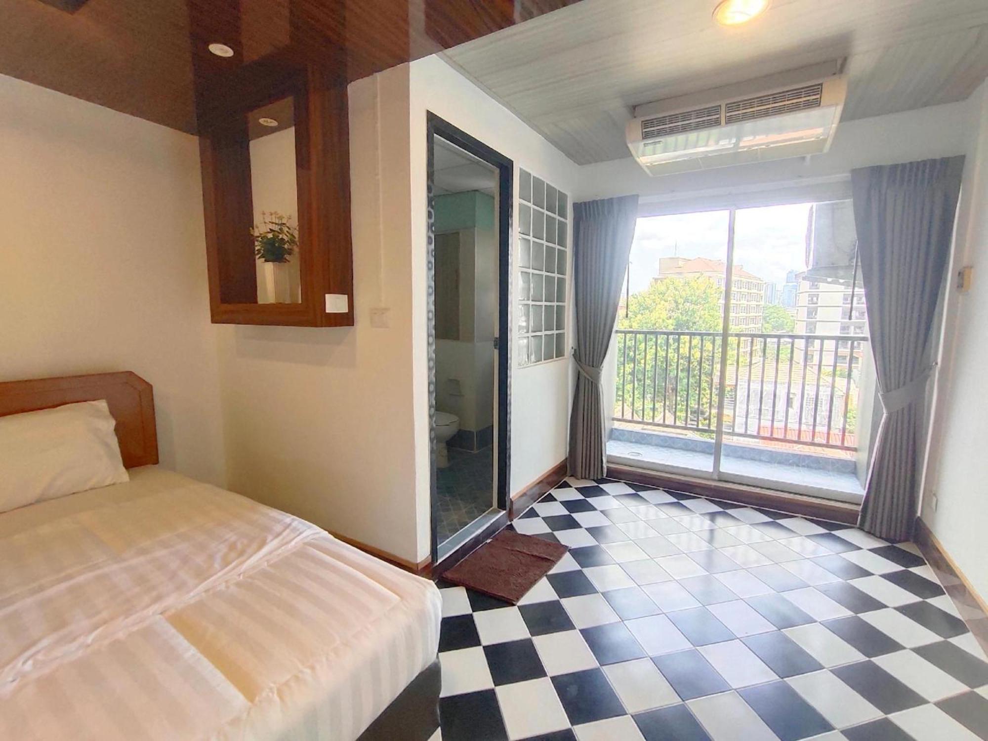 Oyo 75446 Travis Inthamara 49 Hotel