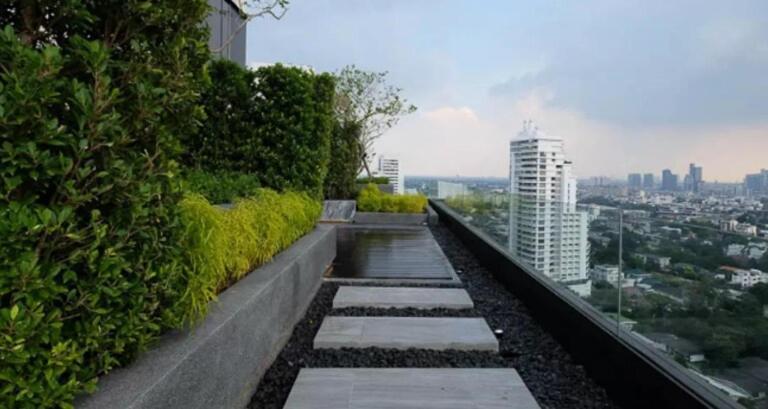 Infinity Pool And Sky View In Ekkamai Apartment Bangkok