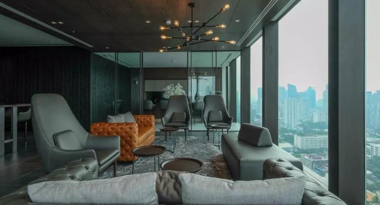 Infinity Pool And Sky View In Ekkamai Apartment *