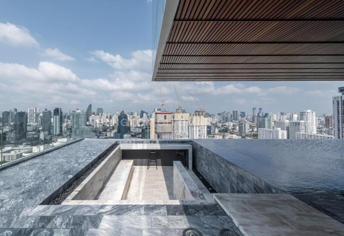 Infinity Pool And Sky View In Ekkamai Bangkok