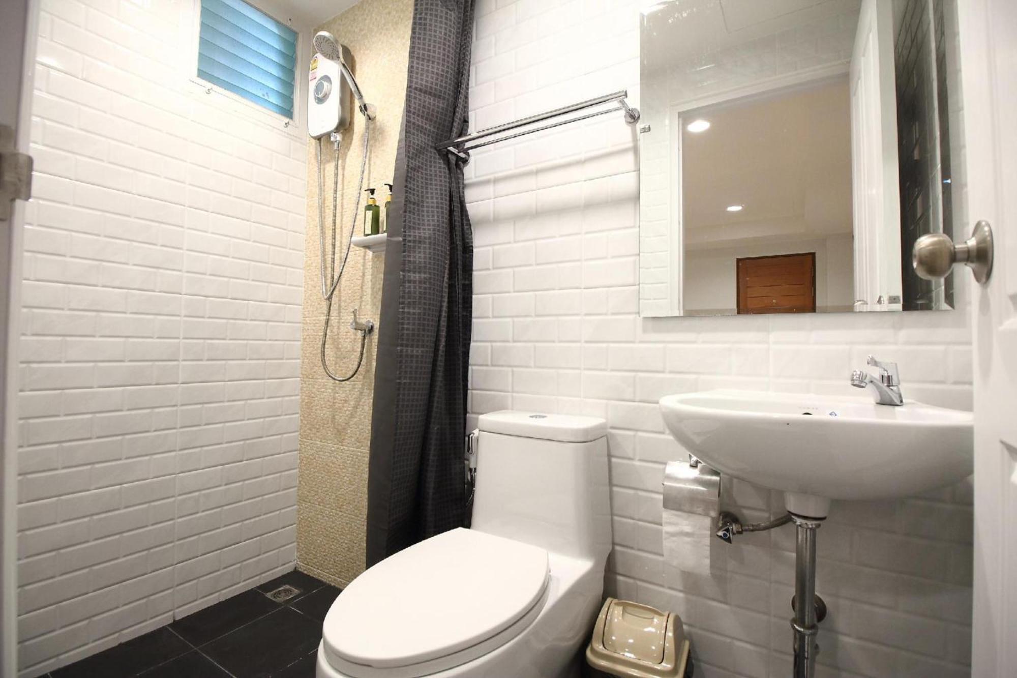 Hotel Super Oyo 483 Pannee Khaosan 2*