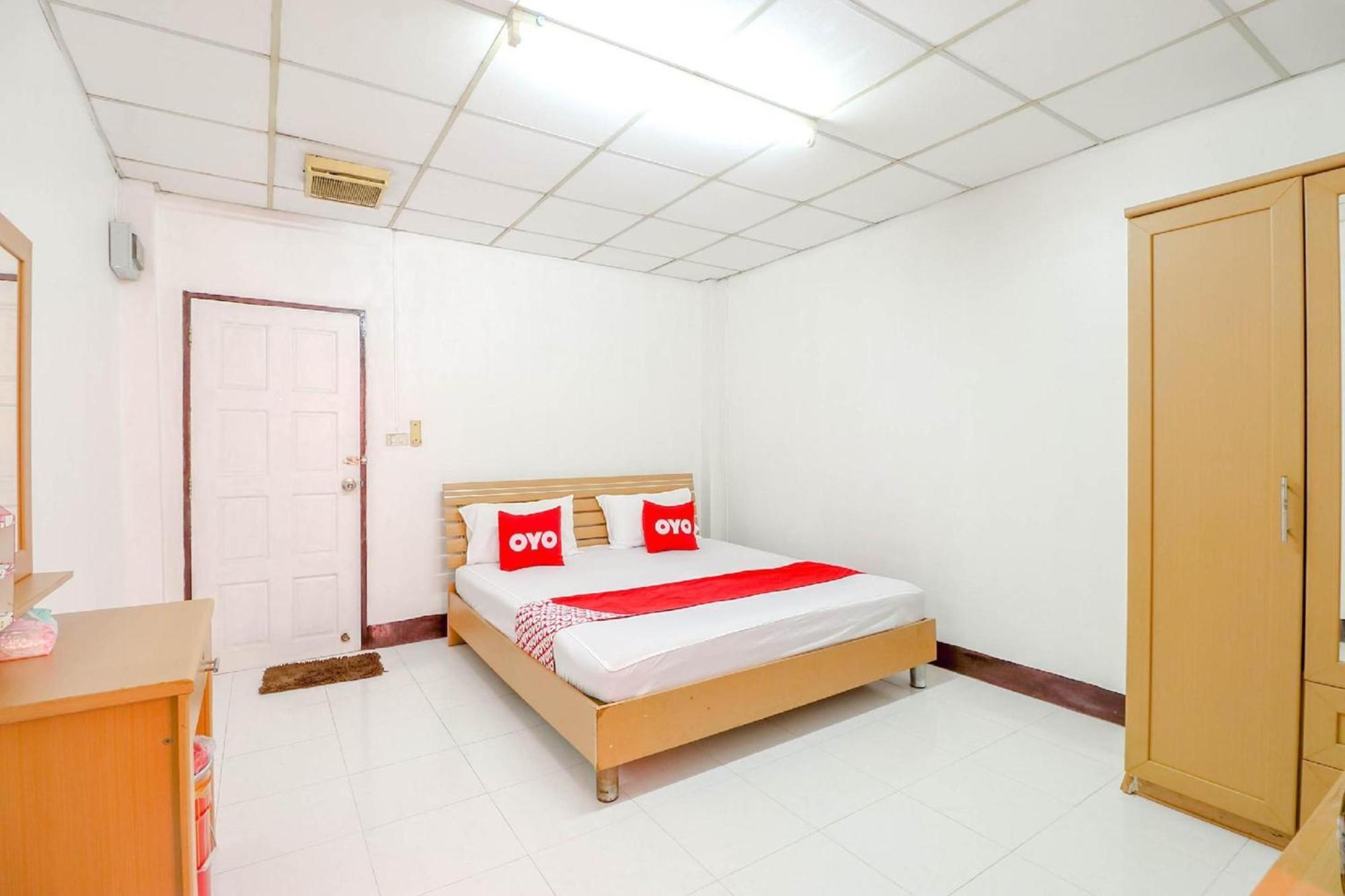 Hotel Oyo 525 Mrt Phetkasem 48-1 Place Bangkok
