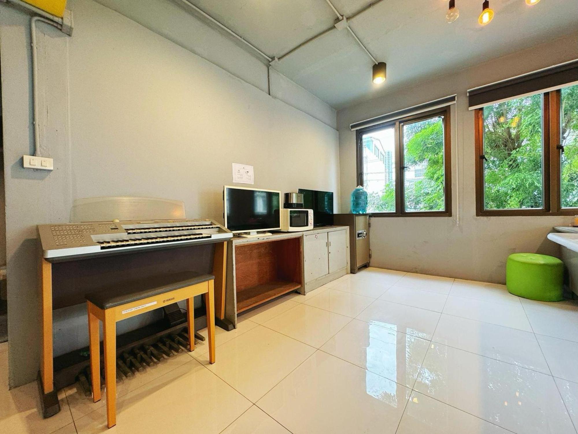 Oyo 75465 Lucky - Huai Khwang Hostel *