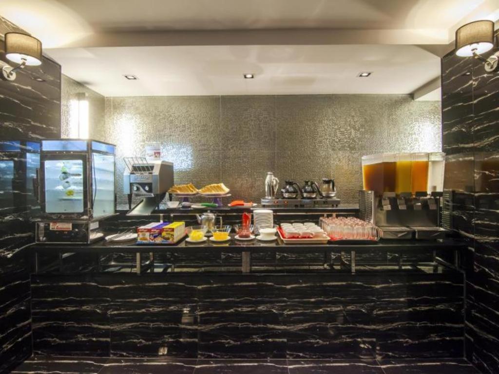Hotel First House