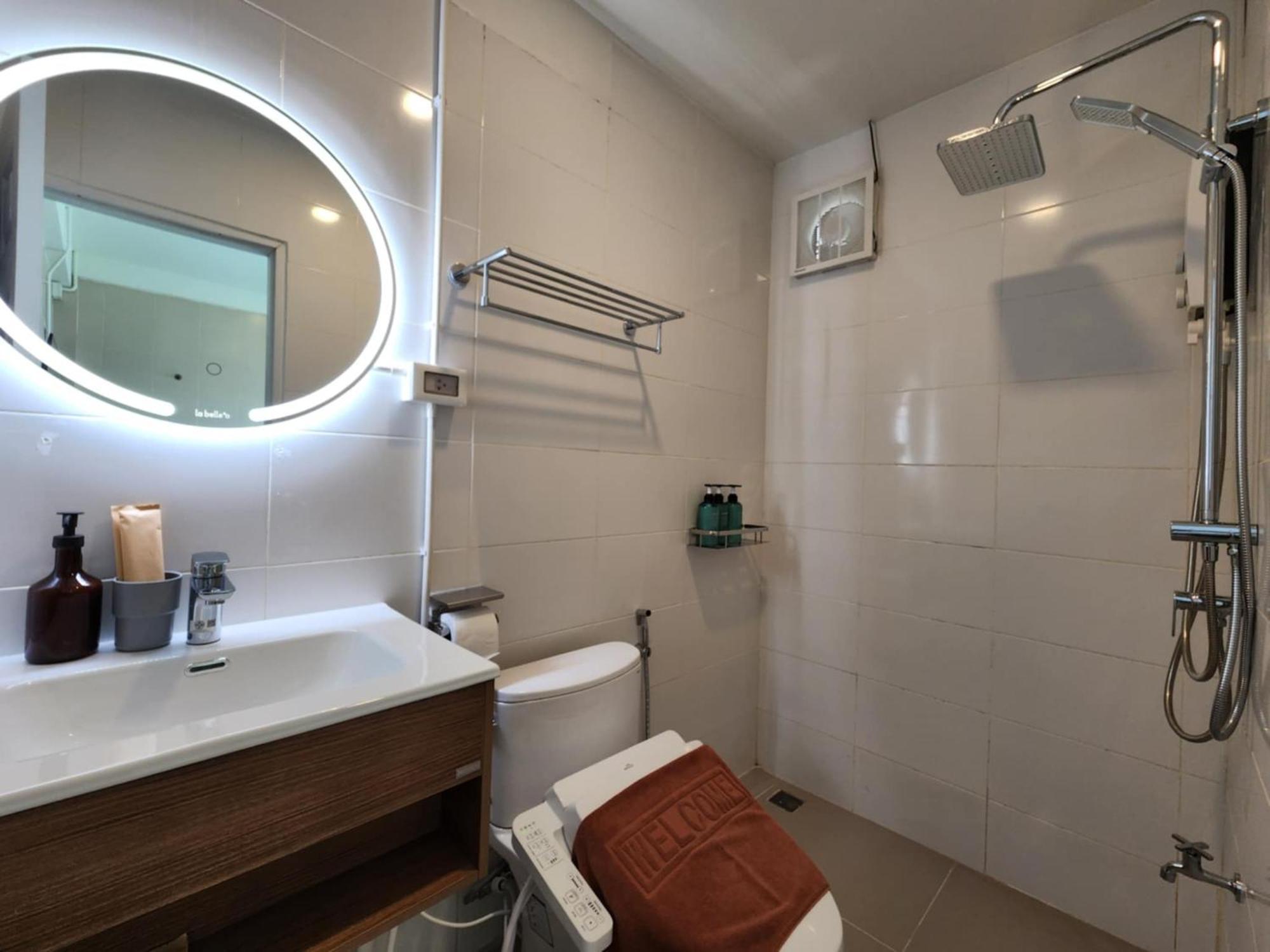 Lo-ha Guest House, Contactless Check-in Asrama Bangkok