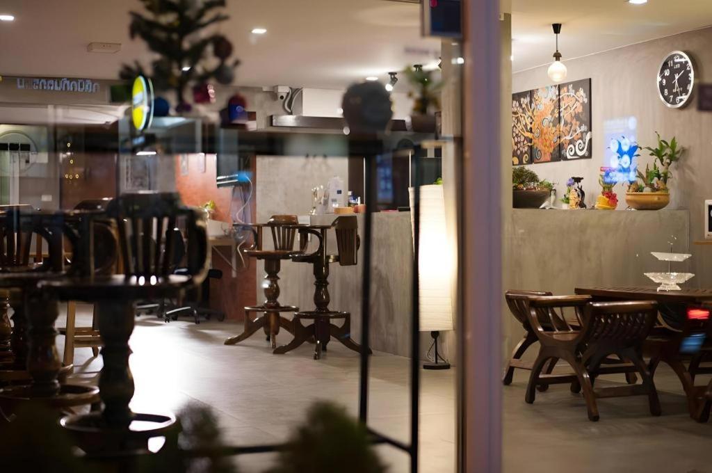 Hoppers Place Donmuang Hostel