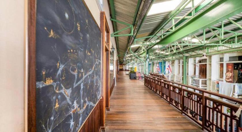 Art Sanamchai Hostel
