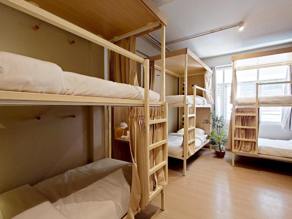 Au Luna Hostel Bangkok