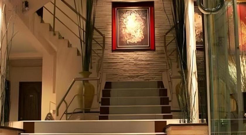 Grand Pinnacle Hotel 3*