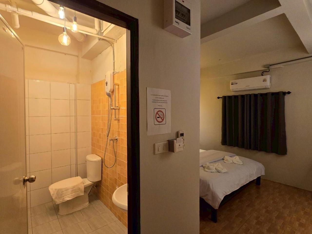 Hostel Lhong Krung *