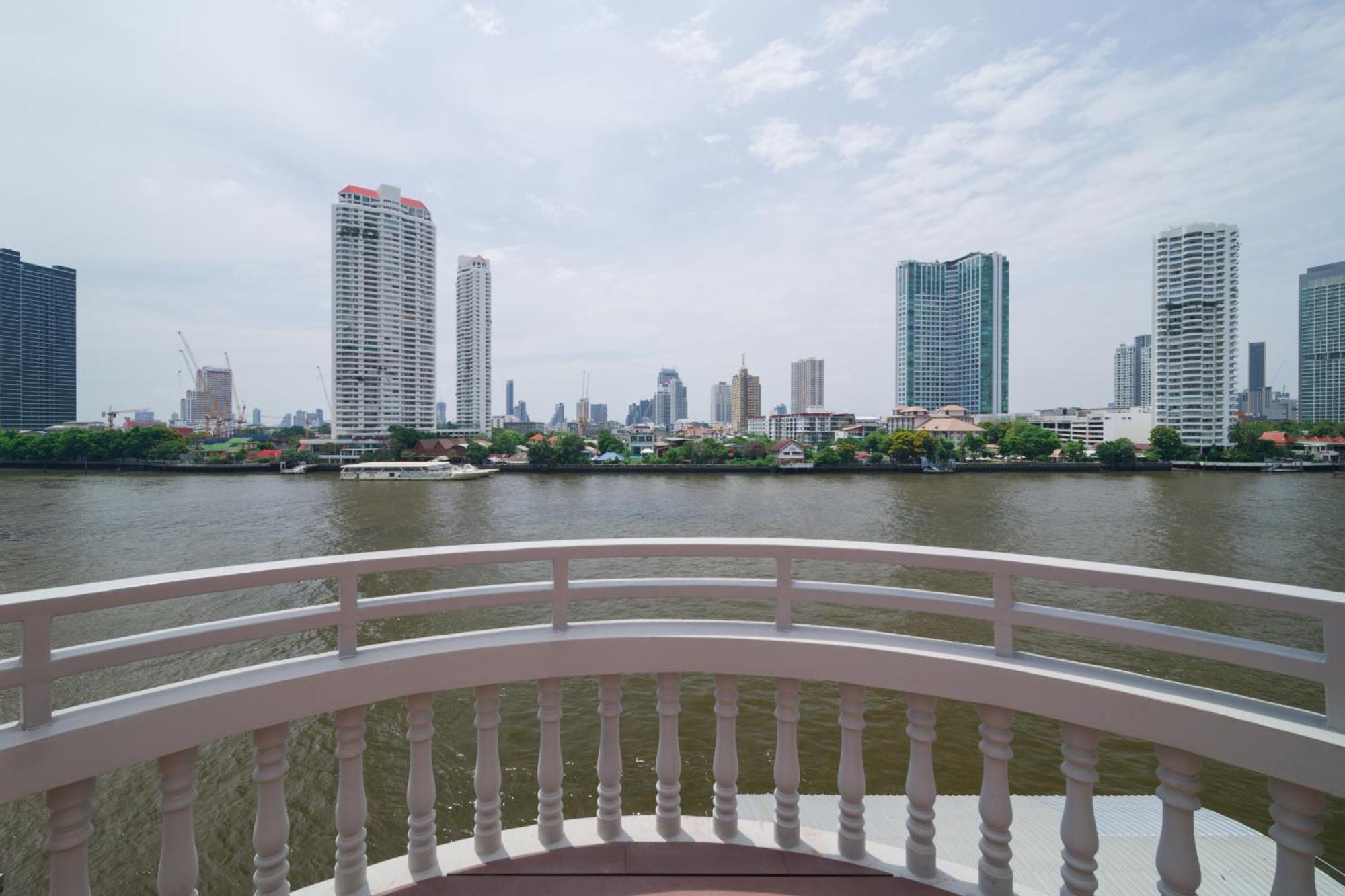 Beat Warii At Chaophraya River *