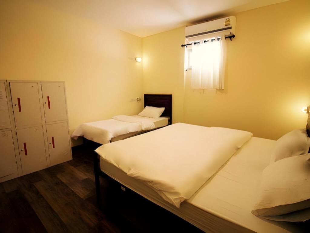 Art Sanamchai Hostel *