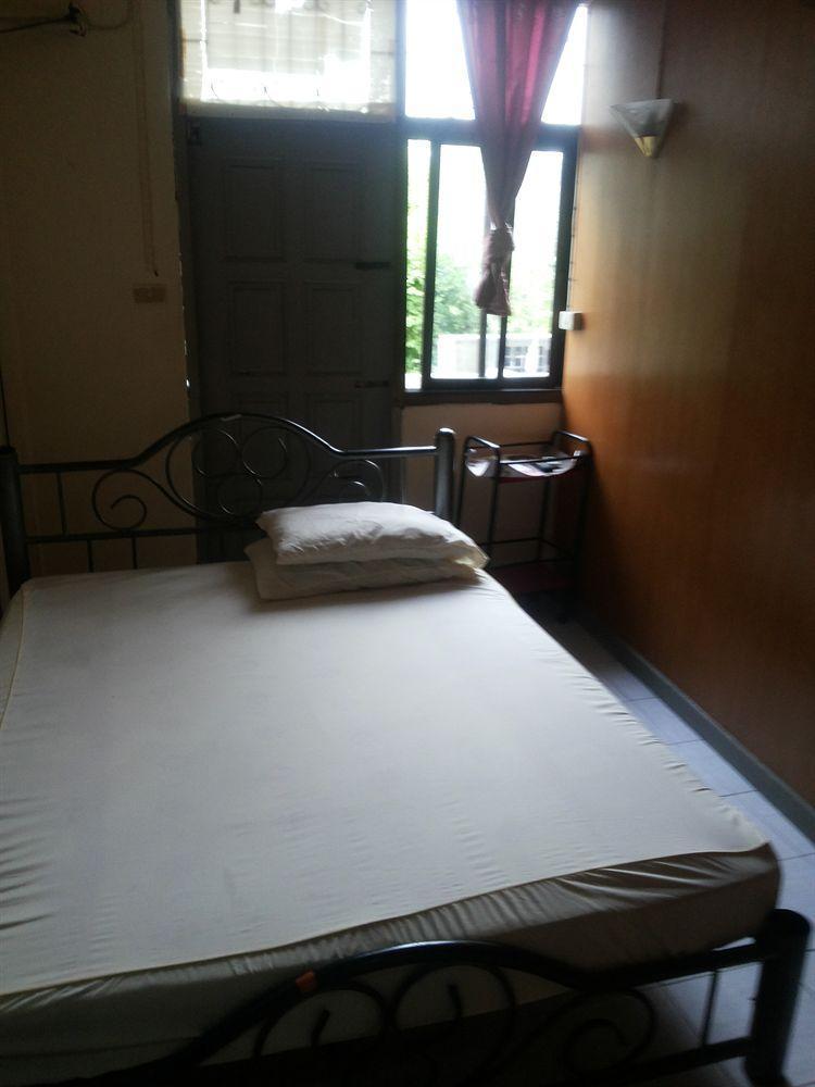 Oyo 938 Place Hotel Bangkok