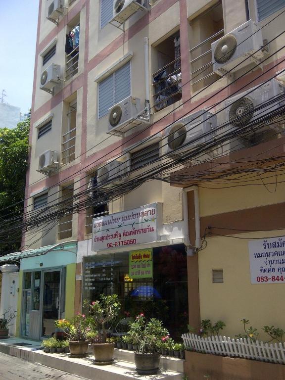 Moom Pon Khlai & Hostel Bangkok