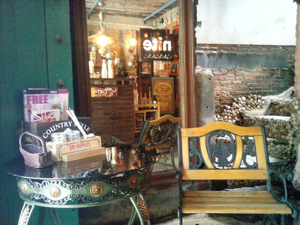 Cafe De Baan Raow *