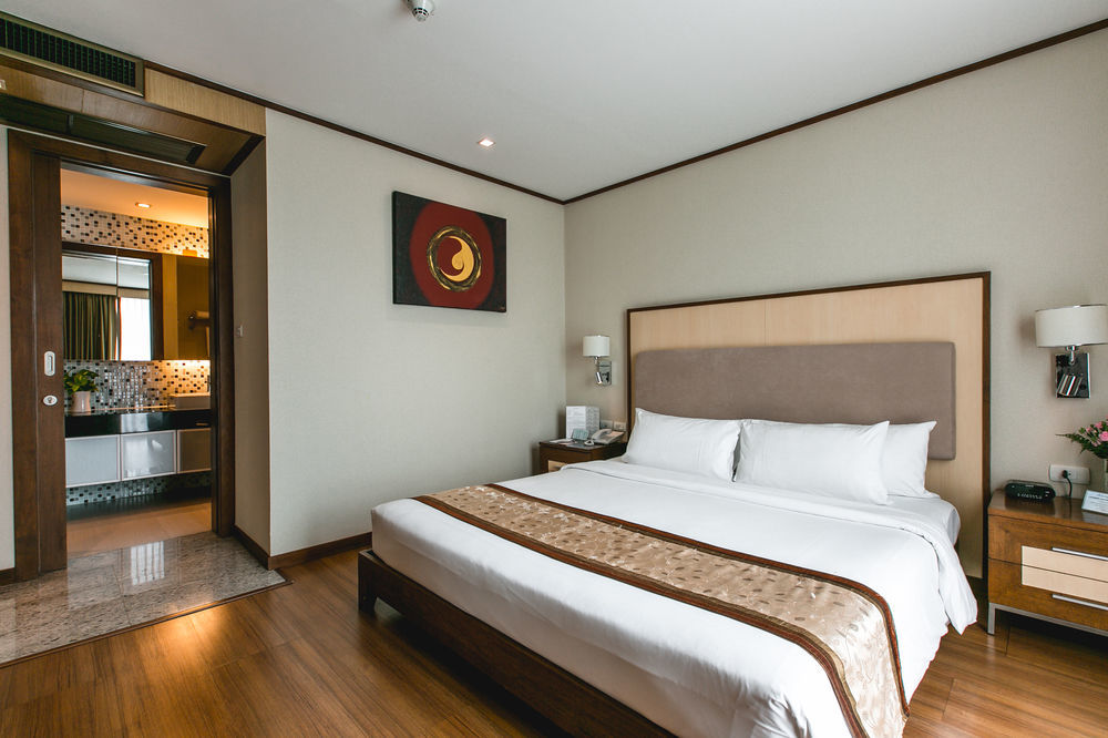 Adelphi 4* Bangkok