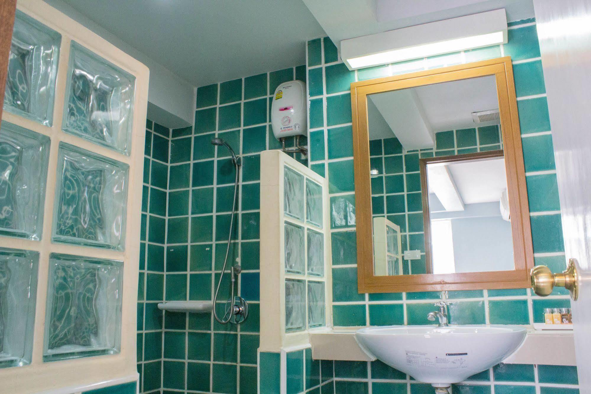 Cha-cha Phraathit Hotel