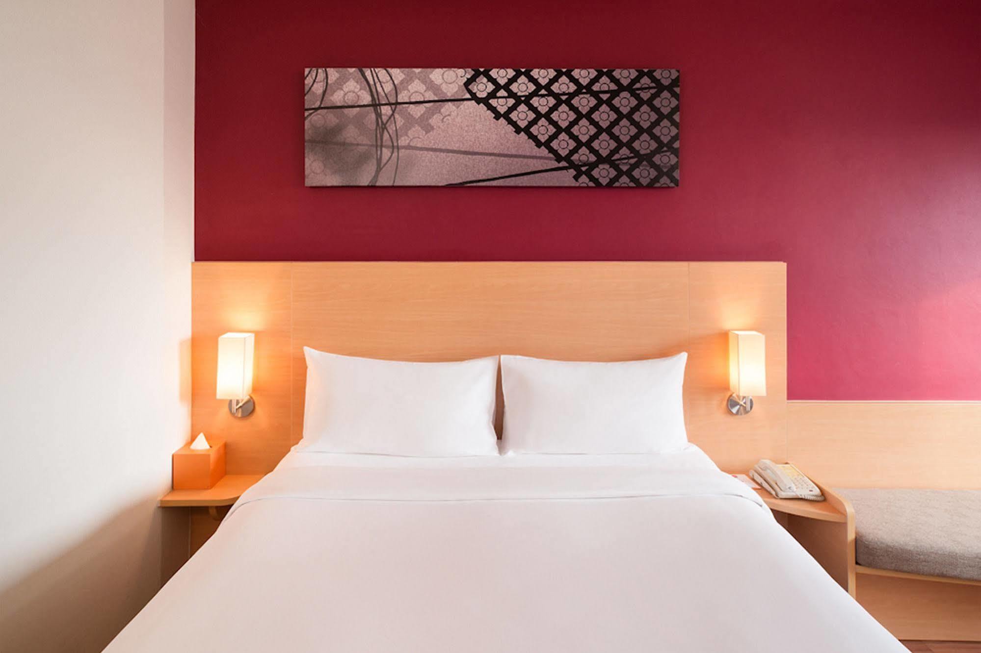 Ibis Riverside 3*