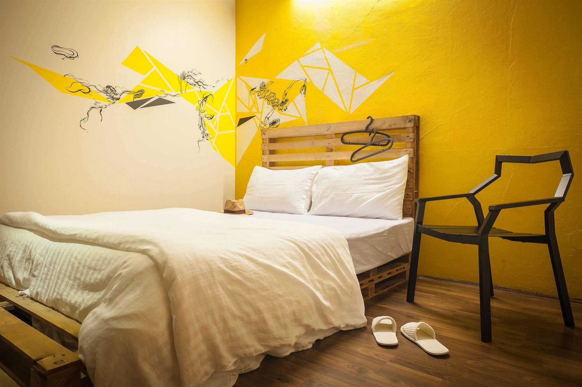 Albergue T @ Victory Monument