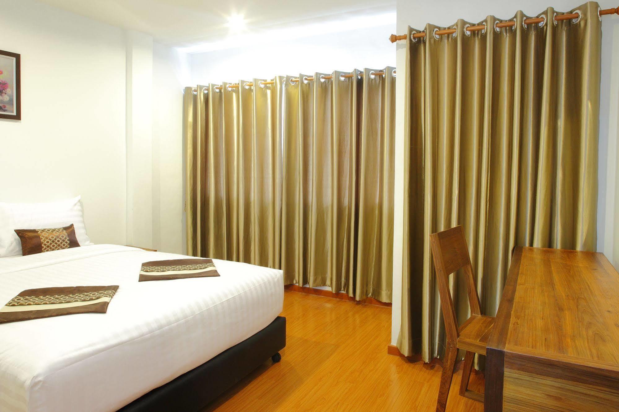 Double Dd House At Mrt Sutthisarn Albergue *