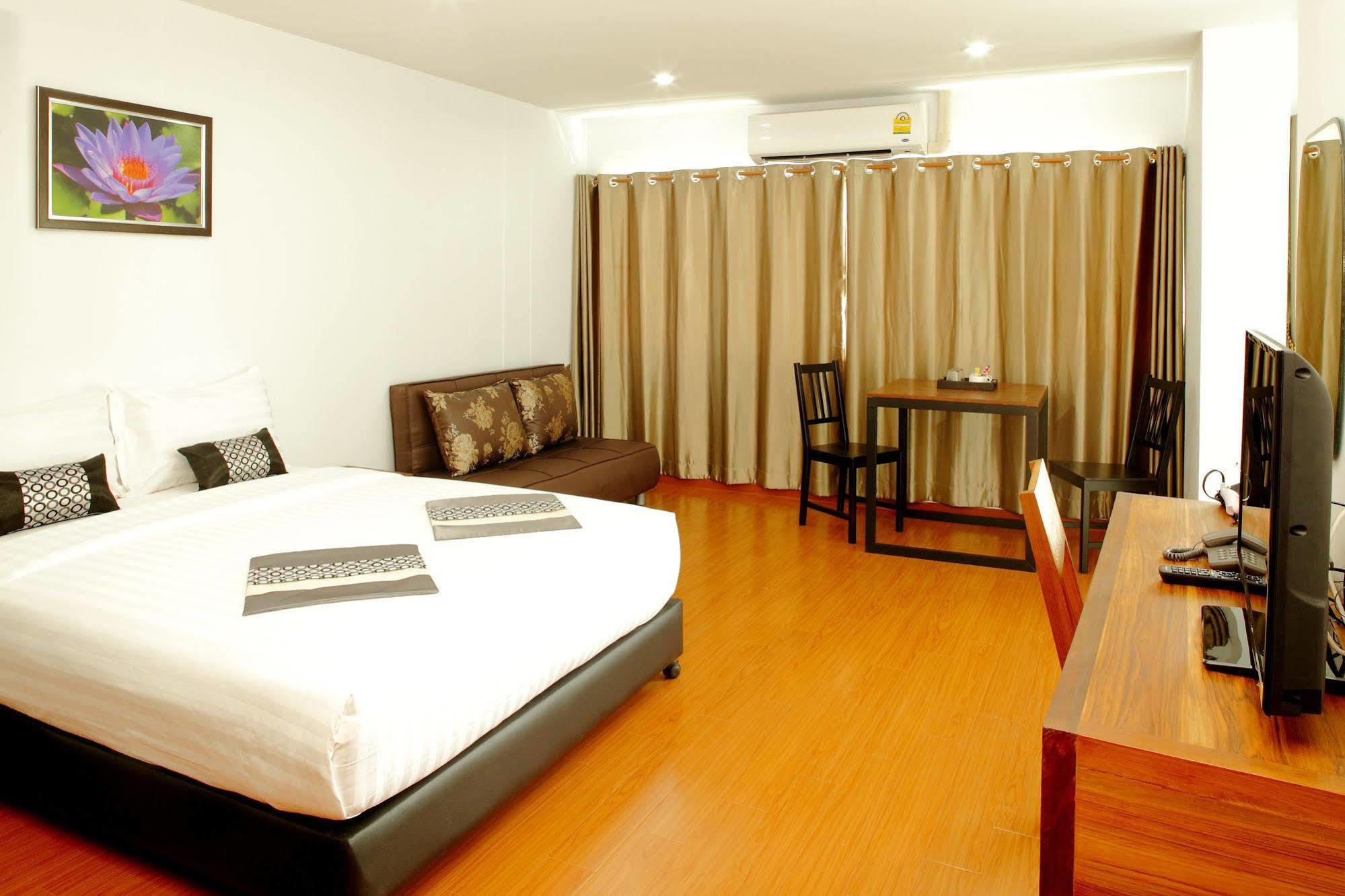 Double Dd House At Mrt Sutthisarn Albergue