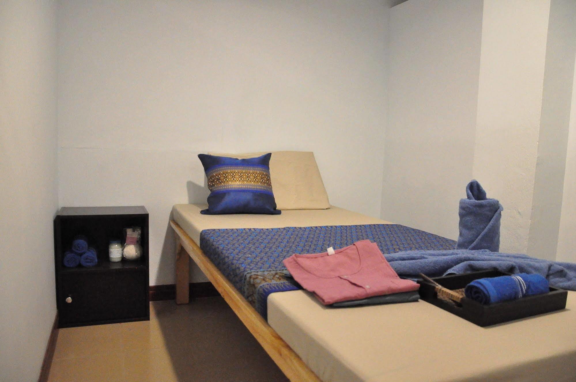 Double Dd House At Mrt Sutthisarn Albergue