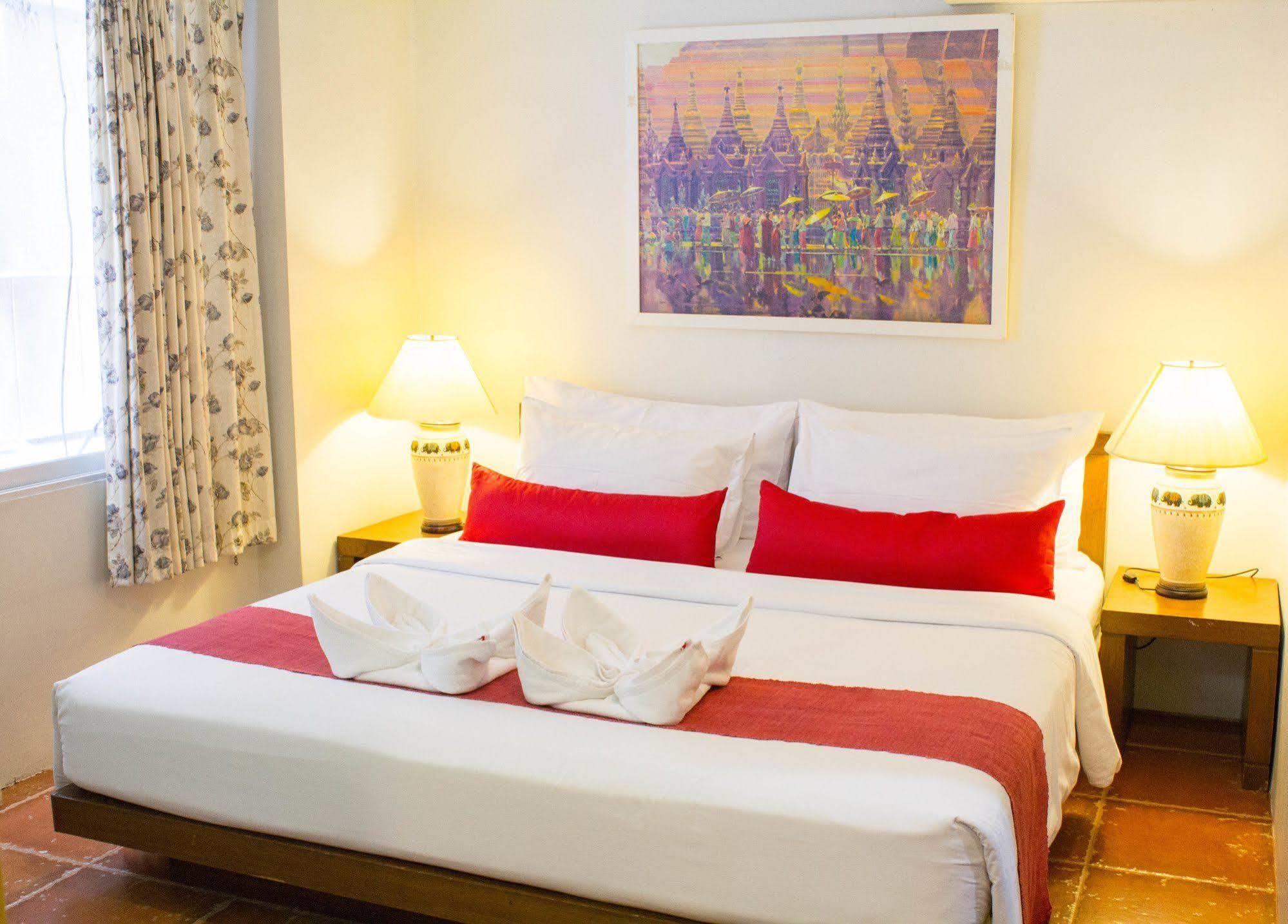 Cha-cha Banglumphu Hotel 3*