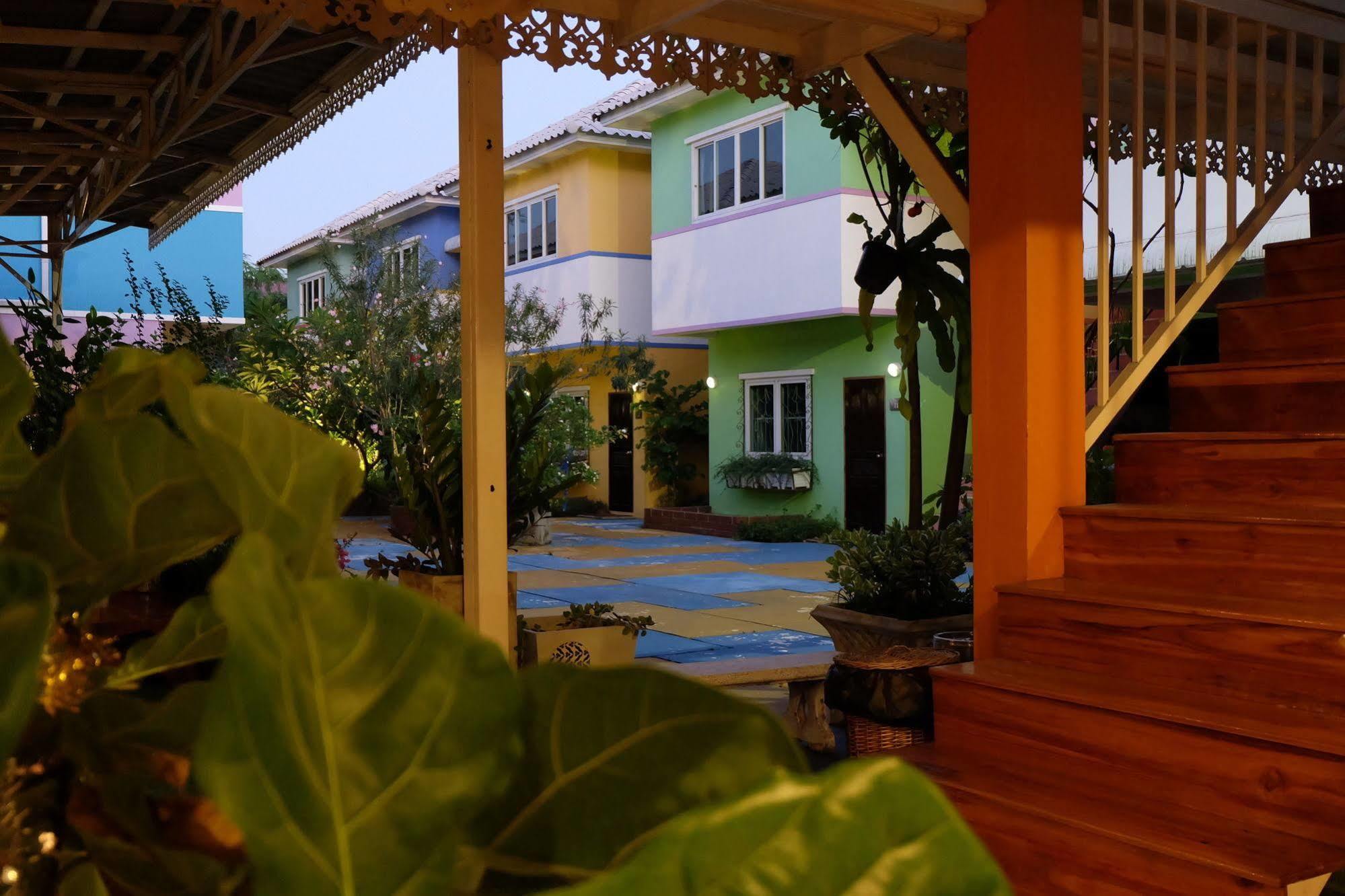 Issara House Hotel 2*